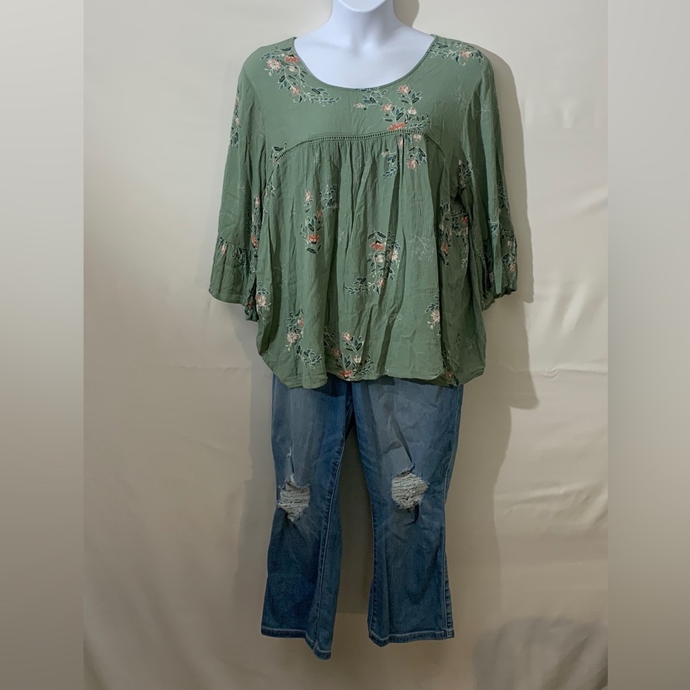 Womens Torrid Crop Bombshell skinny jeans size 24 distressed